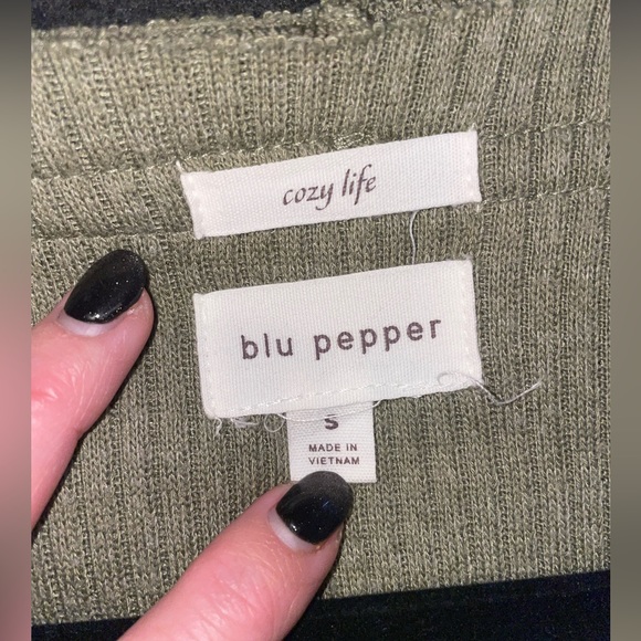 Green Ribbed Long Sleeve V-Neck - Picture 3 of 3